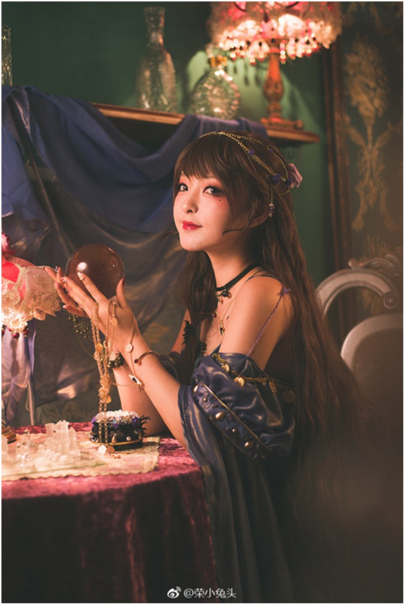 《狼人杀官方》独特画风吸引萌妹变身哥特少女